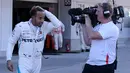 Pembalap Mercedes, Lewis Hamilton usai meraih kemenangan Formula Satu (F1) Grand Pix Jepang di Sirkuit Suzuka, Jepang (7/10). Pembalap Red Bull Racing Max Verstappen meraih posisi ketiga. (AP Photo/Toru Takahashi)