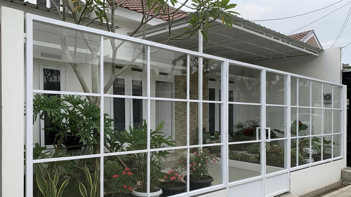 9 Desain Pagar Rumah Minimalis Transparan Kombinasi Kaca dan Besi, Solusi Elegan
