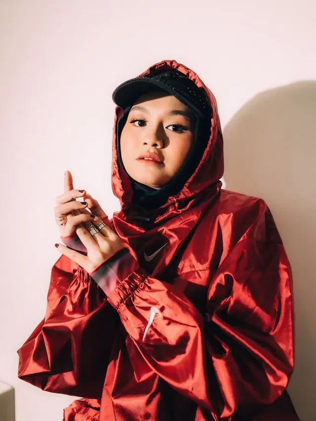 Jadi Ibu Satu Anak, Salma Salsabil Tampil Edgy dengan Paduan Hoodie dan Hijab