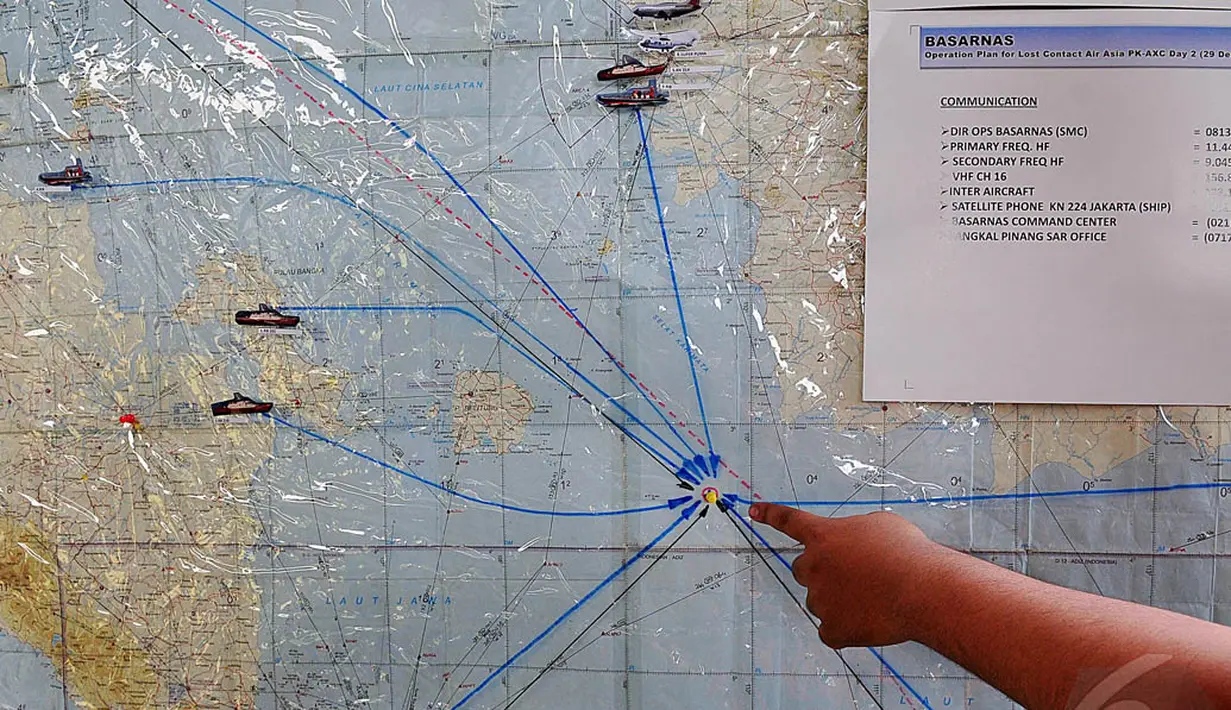Badan SAR Nasional (Basarnas) memperluas area pencarian pesawat AirAsia QZ8501, Surabaya, Jatim, Selasa (30/12/2014). (Liputan6.com/Johan Tallo)