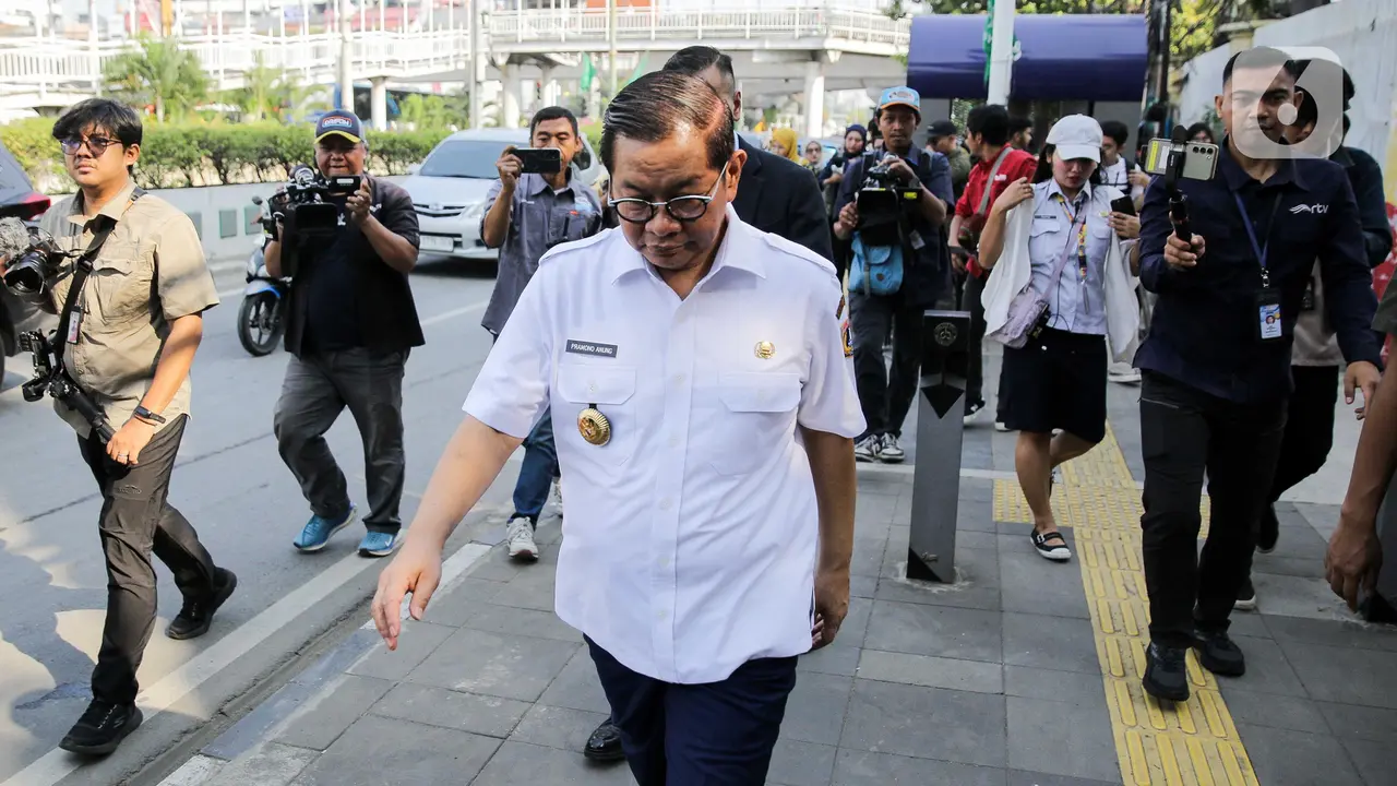 Rabu Pertama Kebijakan ASN Jakarta Gunakan Transportasi Umum, Pramono Anung Beri Contoh
