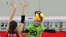 Pemain Timnas voli putri Indonesia, Junaida Santi (depan) melepaskan spike yang gagal dibendung pemain Hong Kong, Yim Wing Ni pada laga perebutan tempat ketujuh AVC Challenge Cup 2024 di Rizal Memorial Coliseum, Manila, Filipina, Rabu (29/5/2024). Indonesia menang 3-0 (25-15, 25-19, 25-20). (Asian Volleyball Confederation)