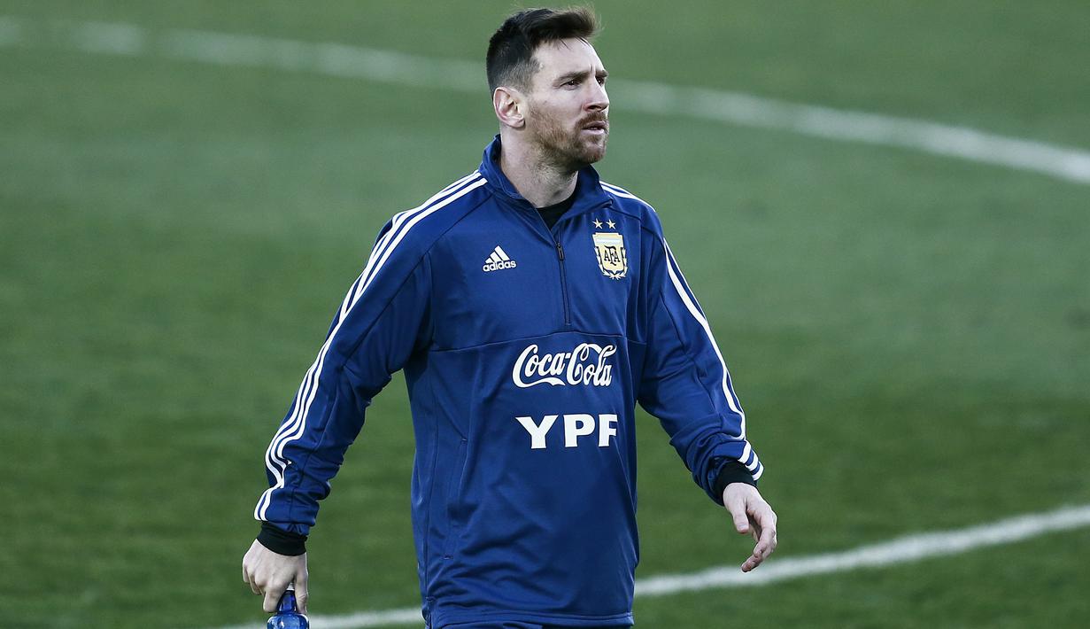 Gelandang Argentina, Lionel Messi, berjalan saat latihan di Valdebebas, Madrid, Selasa (19/3). Latihan ini merupakan persiapan jelang laga persahabatan melawan Venezuela. (AFP/Benjamin Cremel)
