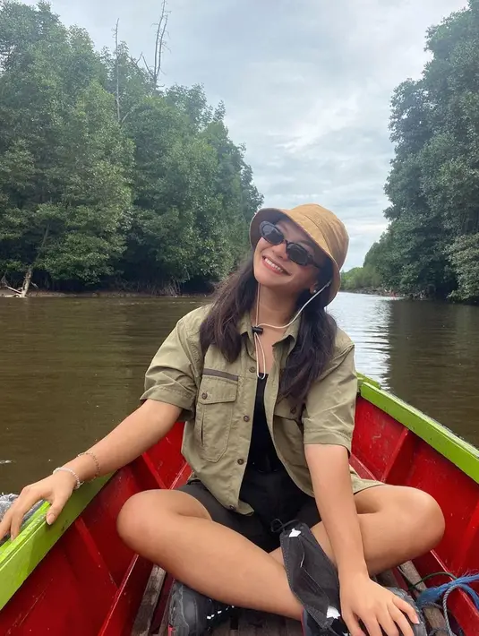 Tampil dalam balutan busana hitam yang dipadukan jaket berwarna hijau serta bucket hat, gaya Amel Carla ini terlihat bak seorang petualang. Dirinya juga tak lupa menggunakan kacamata hitam saat berada di perahu yang menyusuri sungai. (Liputan6.com/IG/@amelcarla)