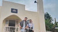 Potret Ivan Gunawan kunjungi masjid miliknya di Uganda. (sumber: Instagram/ivan_gunawan)