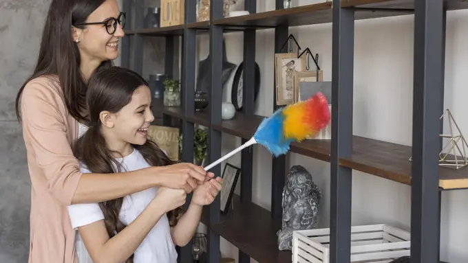 Seorang ibu dan anak perempuan sedang membersihkan rak rumah (Foto Dok: Freepik/freepik)