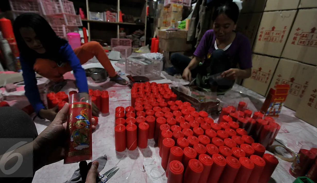 Pekerja melakukan pengepakan lilin untuk perayaan Imlek di Kampung Melayu, Teluk Naga, Tangerang, Sabtu (23/1/2016). Pengrajin lilin mengaku kebanjiran order jelang perayaan Imlek . (Liputan6.com/Johan Tallo)