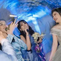 Penyanyi Happy Asmara jadi bridesmaid di pernikahan sahabatnya. Happy mengaku deg-degan setelah mendapatkan bunga pengantin. Berikut potret pedangdut yang sedang naik daun ini saat jadi pendamping pengantin. [Instagram/cahyanirynt]