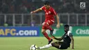 Kapten tim Persija, Ismed Sofyan melompat menghindari tekel pemain Home United pada laga kedua Semifinal Zona Asia Tenggara Piala AFC 2018 di Stadion GBK, Jakarta, Selasa (15/5). Persija kalah 1-3 dan tersingkir. (Liputan6.com/Helmi Fithriansyah)