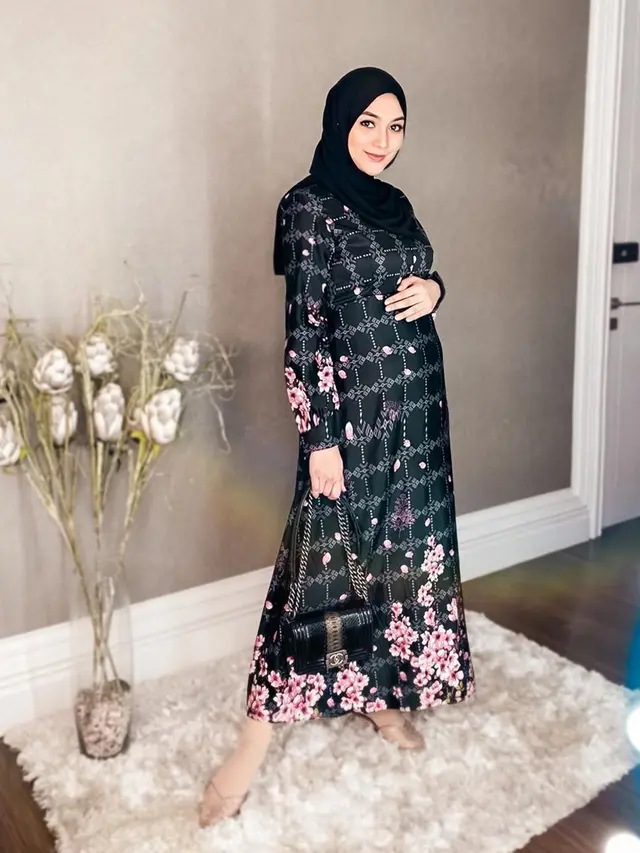 Beda Gaya 5 Artis Saat Pamer Baby Bump, Cantik Memesona