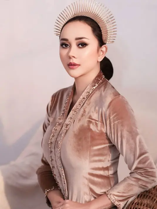 Aura Kasih mengenakan kebaya velvet warna coklat. Dengan hiasan beads di bagian depan. Hiasan rambutnya pun mencuri perhatian. [@aurakasih]
