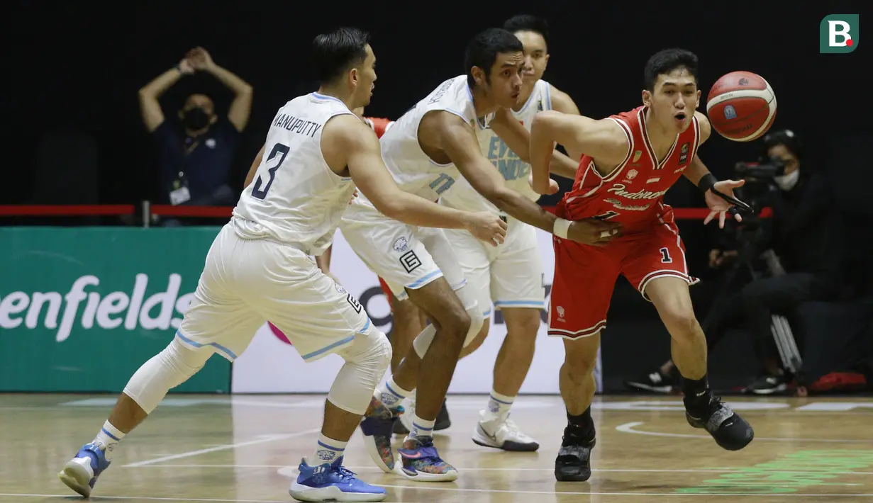 Dihuni para pemain muda Indonesia pilihan, Indonesia Patriots tampil ngotot sejak awal laga. Namun, Evos Thunder Bogor selaku tim debutan di IBL 2022 juga memiliki ambisi untuk meraih kemenangan perdana. Hasilnya, kedua tim harus berbagi angka 12-12 di kuarter pertama. (Bola.com/M. Iqbal Ichsan)