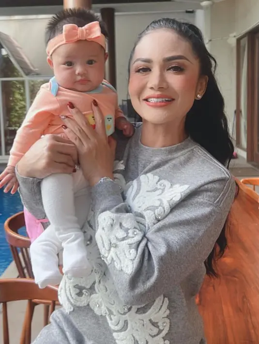 Krisdayanti dan Baby Ameena. (Foto: Instagram/krisdayantilemos)