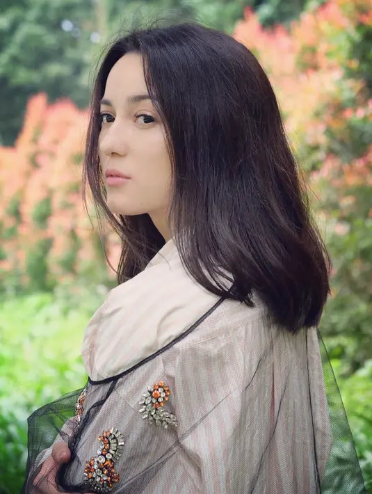 Adik dari dari Cathy Sharon ini sudah lama malang meliintang di dunia hiburan. Sudah beberapa judul film layar lebar yang sudah ia mainkan. (Foto: instagram.com/julstelle)