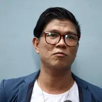 Pria asal Lampung ini dikabarkan telah empat nikah siri. Selain itu, ia juga pernah menikah resmi dan memiliki seorang anak yang berujung cerai. Lantas seperti apa cara Andika bisa banyak dekat dengan banyak cewek cantik. (Nurwahyunan/Bintang.com)