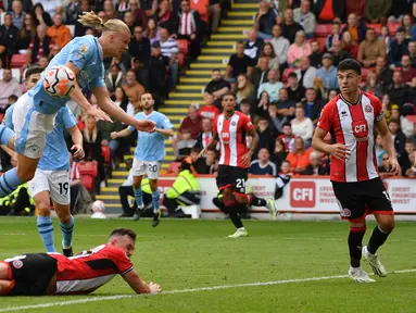 Pemain Manchester City Erling Haaland mencoba mencetak gol ke gawang Sheffield United pada pertandingan sepak bola Liga Inggris di Bramall Lane, Sheffield, Inggris, Minggu (27/8/2023). Manchester City mengalahkan Sheffield United dengan skor 2-1. (AP Photo/Rui Vieira)
