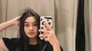 Nabila Atmaja juga kerap melakukan selfie mirror layaknya remaja-remaja kekinian. Perempuan berusia 16 tahun ini terlihat begitu cantik menawan dengan penampilan memakai kaus warna hitam. Gaya OOTD yang simpel ini tuai banyak pujian. (Liputan6.com/IG/@nabilaatmaja)