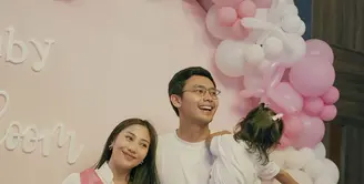Winona Willy adik Nikita Willy baru saja mendapatkan kejutan baby shower di kehamilan yang telah memasuki trimester tiga. Dengan backdrop serba pink sesuai gender calon anak keduanya, baby shower pun dihadiri keluarga hingga teman-temannya. [@nonawilly]