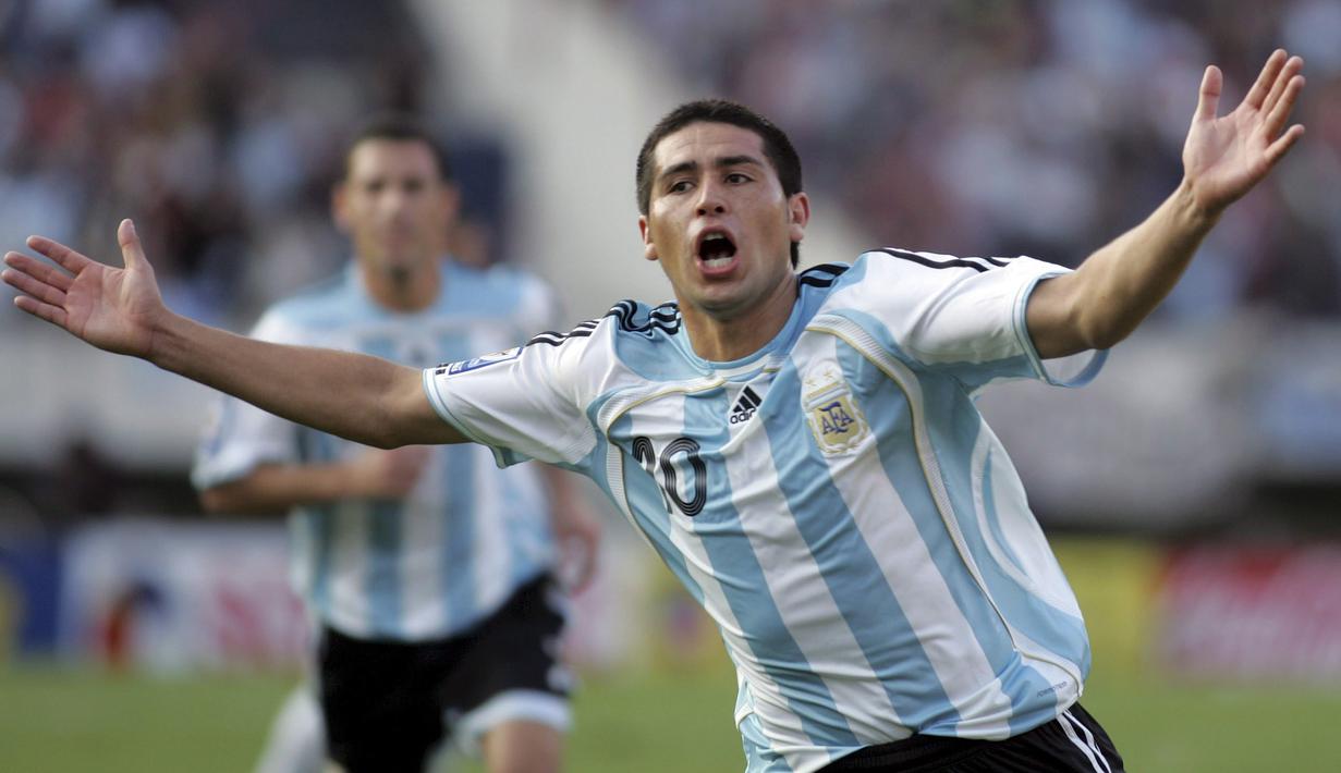 Juan Roman Riquelme yang kini berkostum Boca Juniors menjadi salah satu andalan Argentina saat meraih medali emas pada Olimpiade Beijing 2008. (EPA/Martin Zabala)