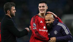 Hingga babak kedua berakhir, skor 0-1 tidak berubah dan Setan Merah pulang membawa poin penuh dari Merseyside. Tampak dalam foto, reaksi pelatih sementara Manchester United asal Inggris, Michael Carrick (kiri), saat striker Manchester United asal Slovenia bernomor punggung 30, Benjamin Sesko (tengah), merayakan kemenangan bersama gelandang Manchester United asal Kamerun, Bryan Mbeumo, setelah pertandingan pekan ke-27 Liga Primer Inggris 2025/2026 melawan Everton di Stadion Hill Dickinson, Liverpool, barat laut Inggris, Senin 23 Februari 2026 waktu setempat atau Selasa 24 Februari 2026 dini hari WIB. (Paul ELLIS/AFP)