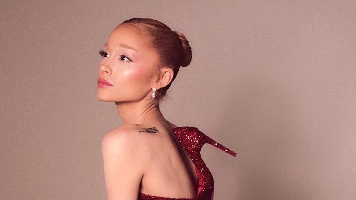 Ariana Grande Tampil Sebagai Penyihir Cantik di Oscars 2025 dengan Gaun Sequin Merah dan Heels di Punggung