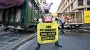 Seorang aktivis Greenpeace yang mengenakan topeng menyerupai hewan ternak melakukan aksi unjuk rasa di dekat Kementerian Pertanian Paris, pada 20 November 2023. (Miguel MEDINA/AFP)