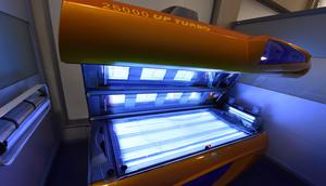 Sebuah alat tanning bed atau sunbed terlihat di sebuah salon di Madrid pada 25 Agustus 2015. (GERARD JULIEN/AFP)