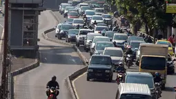 Jalanan sudah mulai dipadati kendaraan bermotor, baik roda dua, mobil pribadi dan sebagainya, Jakarta, Senin (4/8/14). (Liputan6.com/Miftahul Hayat)