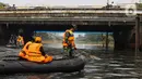 Personel gabungan membersihkan sampah di bawah jembatan saat kegiatan Grebeg Kali Ciliwung. (Liputan6.com/Herman Zakharia)