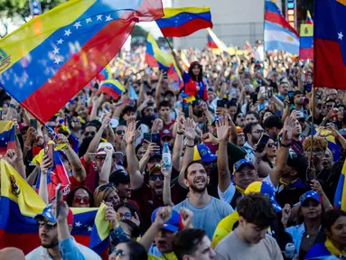 Warga Venezuela yang tinggal di Argentina merayakan penangkapan pemimpin mereka, Nicolas Maduro, di Obelisk, Buenos Aires pada 3 Januari 2026. Penangkapan Presiden Venezuela, Nicolas Maduro dalam operasi militer Amerika Serikat pada Sabtu (3/1/2026) disambut dengan suka cita oleh para diaspora negara itu di berbagai kota sejumlah negara. (TOMAS CUESTA/AFP)