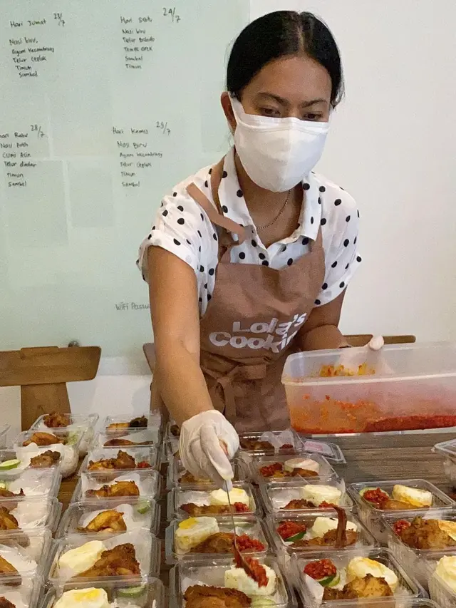 Lola Amaria menyiapkan makanan