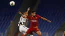 Bek Udinese, Rodrigo Becao berebut bola udara dengan bek AS Roma, Bruno Peres pada pertandingan lanjutan Liga Serie A Italia di stadion Olimpiade Roma, Italia (2/7/2020). Roma takluk 0-2 atas Udinese. (AP Photo/Riccardo de Luca)