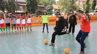 Ridwan Kamil saat melakukan aksi tendangan penalti di Lapangan Bawet yang diselenggarakan Chevrolet di Bandung, Jawa Barat, Rabu (16/3/2016). (Bola.com/Ivan 