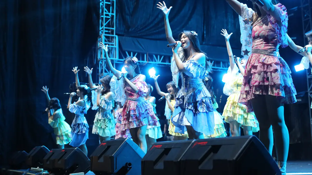 JKT48 di panggung KapanLagi Buka Bareng BRI Festival 2024, Sabtu (23/3/2024). [Foto: Adrian Putra/Fimela]