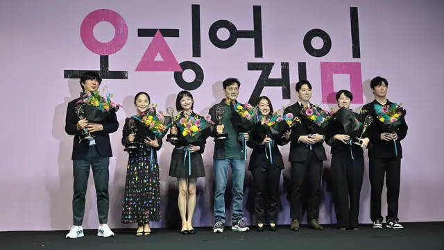 Lee Yoo mi dan Sutradara Squid Game Rayakan Piala Emmy Awards 2022 di Seoul