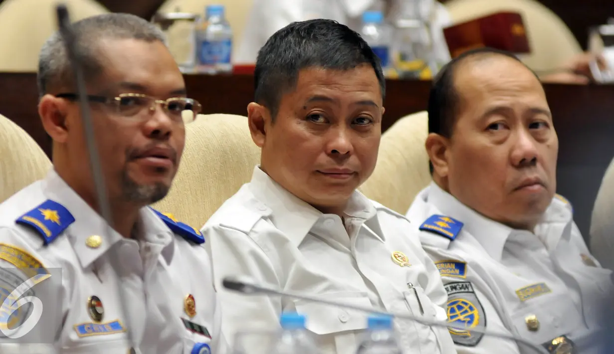Menteri Perhubungan Ignasius Jonan saat mengikuti rapat kerja dengan Komisi V DPR di Gedung DPR, Jakarta, Selasa (26/1). Rapat membahas hasil pemeriksaan BPK tahun 2015 dan isu terkini terkait transportasi. (Liputan6.com/Johan Tallo)