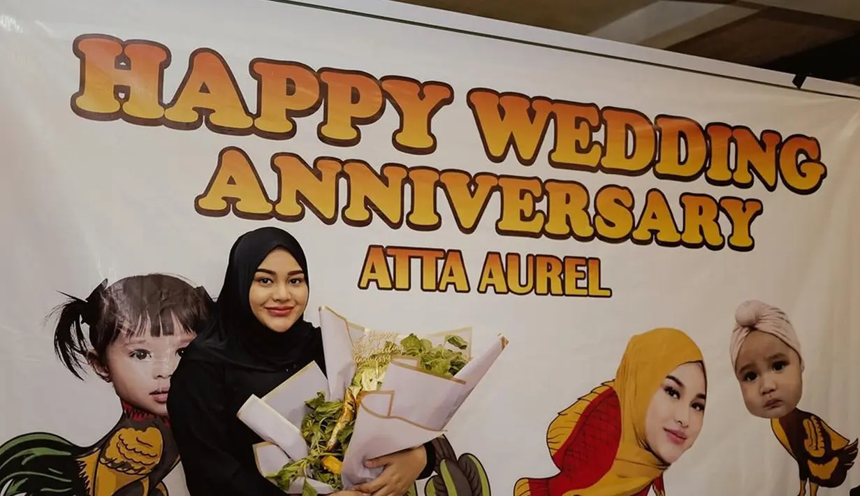 Aurel Hermansyah tampil simpel dengan busana serba hitam. Tidak diberikan buket bunga, Aurel diberikan buket sayuran oleh Atta Halilintar. Perayaan anniversary-nya sederhana, kebahagiaan terpancar jelas di wajah anak sambung Ashanty ini. Berbeda dengan tahun ini, tahun lalu Aurel mendapatkan kado mewah dari Atta dan dirayakan dengan dinner romantis berdua. (Liputan6.com/IG/@attahalilintar)