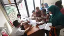 Petugas memberikan informasi kepada warga terkait pembuatan akte kelahiran dan e-KTP di Jakarta Timur, Senin (28/12). Proses pengurusan yang lebih mudah membuat warga membuat akte dan e-KTP jelang pergantian tahun. (Liputan6.com/Immnuel Antonius)