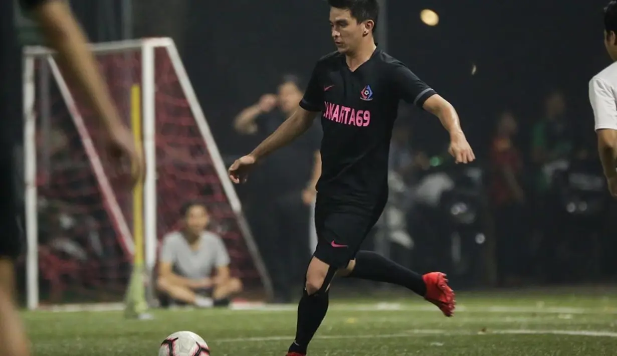 Tidak hanya bermain dengan klub Tobaboy, Christ Laurent juga bermain untuk klub Jakarta69. Christ terlihat begitu serius memperhatikan bola. Kecintaan terhadap sepak bola, membuatnya kerap melepas penat dengan bermain sepak bola bersama teman-temannya. (Liputan6.com/IG/@christlaurent)