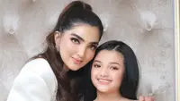 Potret terbaru Ashanty bersama putri kecilnya, Arsy, menunjukkan kecantikan Arsy yang sedang beranjak remaja. Makin mirip sang ibu, tak bisa dipungkiri pesonanya luar biasa. Foto: Instagram.