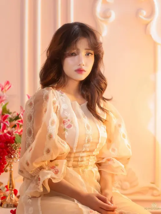 Rambut medium Fuji Utami ditata dengan gaya messy hair yang bikin ia terlihat cantik [@fuji_an]