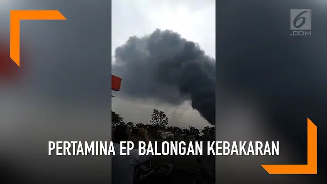 Kebakaran terjadi di kompleks Pertamina Balongan, Indramayu, Jawa Barat. Asap tebal tampak membubung tinggi di sekitar di area asset tiger oil and gas transportation.