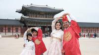 Vega Darwanti bersama suami dan anak-anaknya foto di depan Istana Gyeongbokgung (Dok.Instagram/@vegadarwanti123/https://www.instagram.com/p/BwlJSrSFtz9/Komarudin)