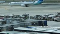 Pesawat Garuda berada di landasan pacu Terminal 3, Bandara Soekarno Hatta, Banten, Rabu (17/11/2021). Maskapai Garuda Indonesia akan menutup 97 rute penerbangannya secara bertahap hingga 2022 mendatang bersamaan dengan proses restrukturisasi yang tengah dilakukan. (Liputan6.com/Angga Yuniar)