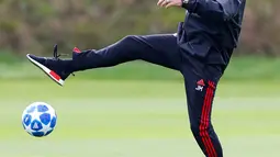 Pelatih MU, Jose Mourinho mengontrol bola saat sesi latihan di AON Training Complex, Carrington, Inggris barat laut (1/10). MU akan bertanding melawan wakil Spanyol, Valencia pada lanjutan grup H Liga Champions di Old Trafford. (Martin Rickett/PA via AP)