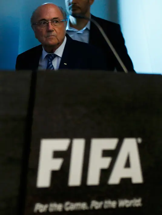 Presiden FIFA, Sepp Blatter saat tiba untuk menggelar konferensi pers terkait pengunduran dirinya, di markas FIFA, Zurich, Swiss, Selasa (2/6). Blatter mengundurkan diri sebagai presiden FIFA setelah 17 tahun menjabat. (REUTERS/Ruben Sprich)