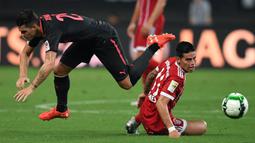 Gelandang Bayern Munchen, James Rodriguez, berebut bola dengan gelandang Arsenal, Granit Xhaka pada laga ICC 2017, di Stadion Shanghai, Rabu (19/7/2017). Arsenal menang adu penalti dengan skor 3-2 atas Bayern Munchen. (AFP/Johannes Eisele)