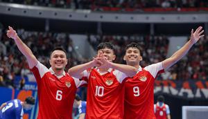 Ekspresi kegembiraan para pemain Timnas Futsal Indonesia setelah menundukkan Jepang pada semifinal Piala Asia Futsal 2026 di Indonesia Arena, Jakarta, Kamis (5/2/2026). (Bola.com/Bagaskara Lazuardi)