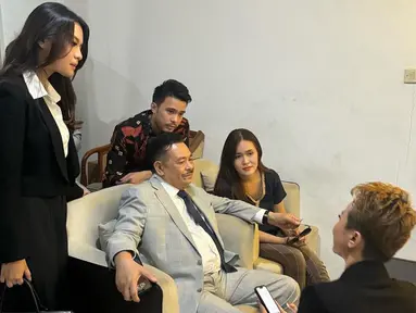 Terdapat momen menarik kedekatan Yakub Hasibuan saat berfoto bareng Jessica Wongso. Yakub terlihat bercanda lewat caption unggahannya tersebut yang menyinggung nama Jessica Mila. (Liputan6.com/IG/@vanessaxkaliey)