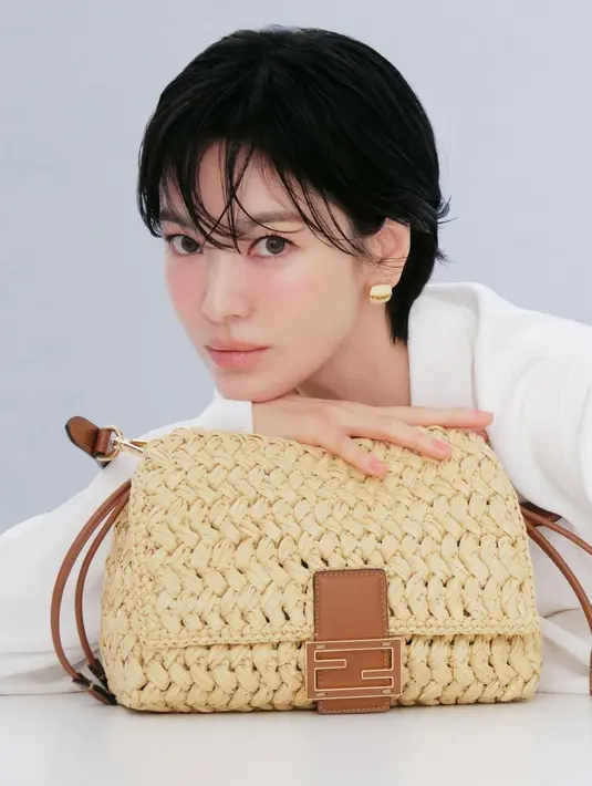 Kedua busana ini pun dipadukan dengan hairstyling yang berbeda. Yang pertama ditata semi wet look dengan messy bang berjarak [@kyo1122]